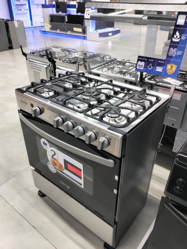 Standing gas cooker with oven