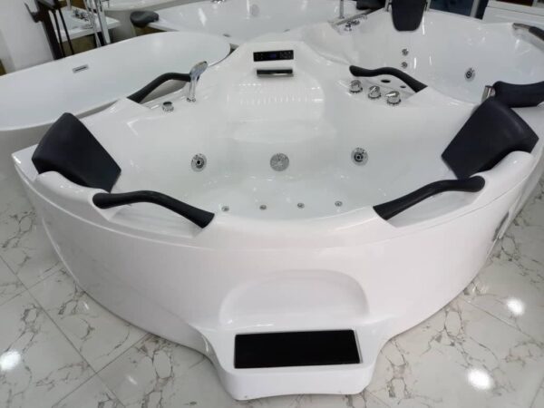 150 x 150 cm Double jacuzzi